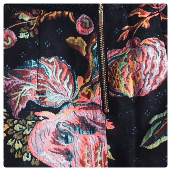 English Rose Metallic Floral Knit Mini Skirt NEW - Size Medium - Picture 4 of 9